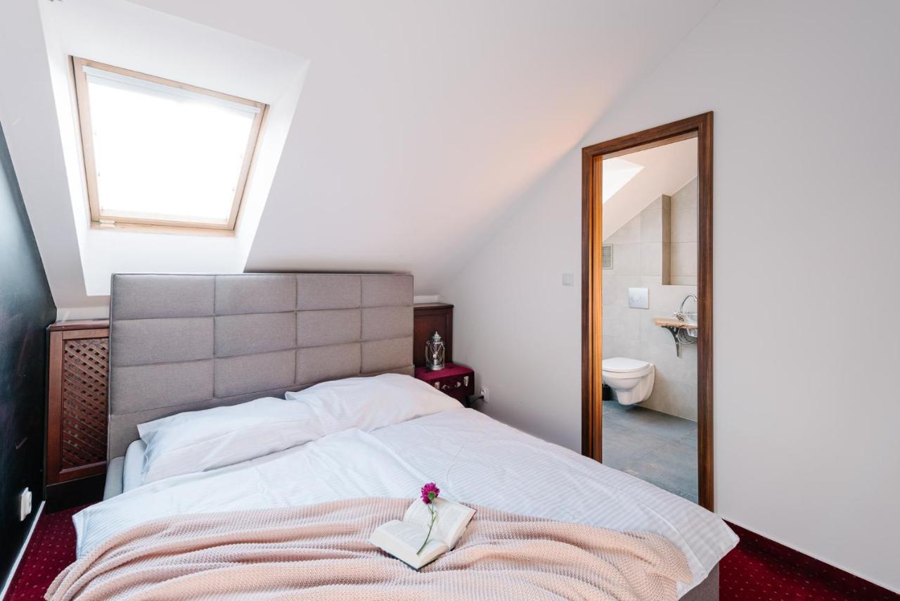 Petra Inn Apartments In Historical Palace Bratislava Extérieur photo