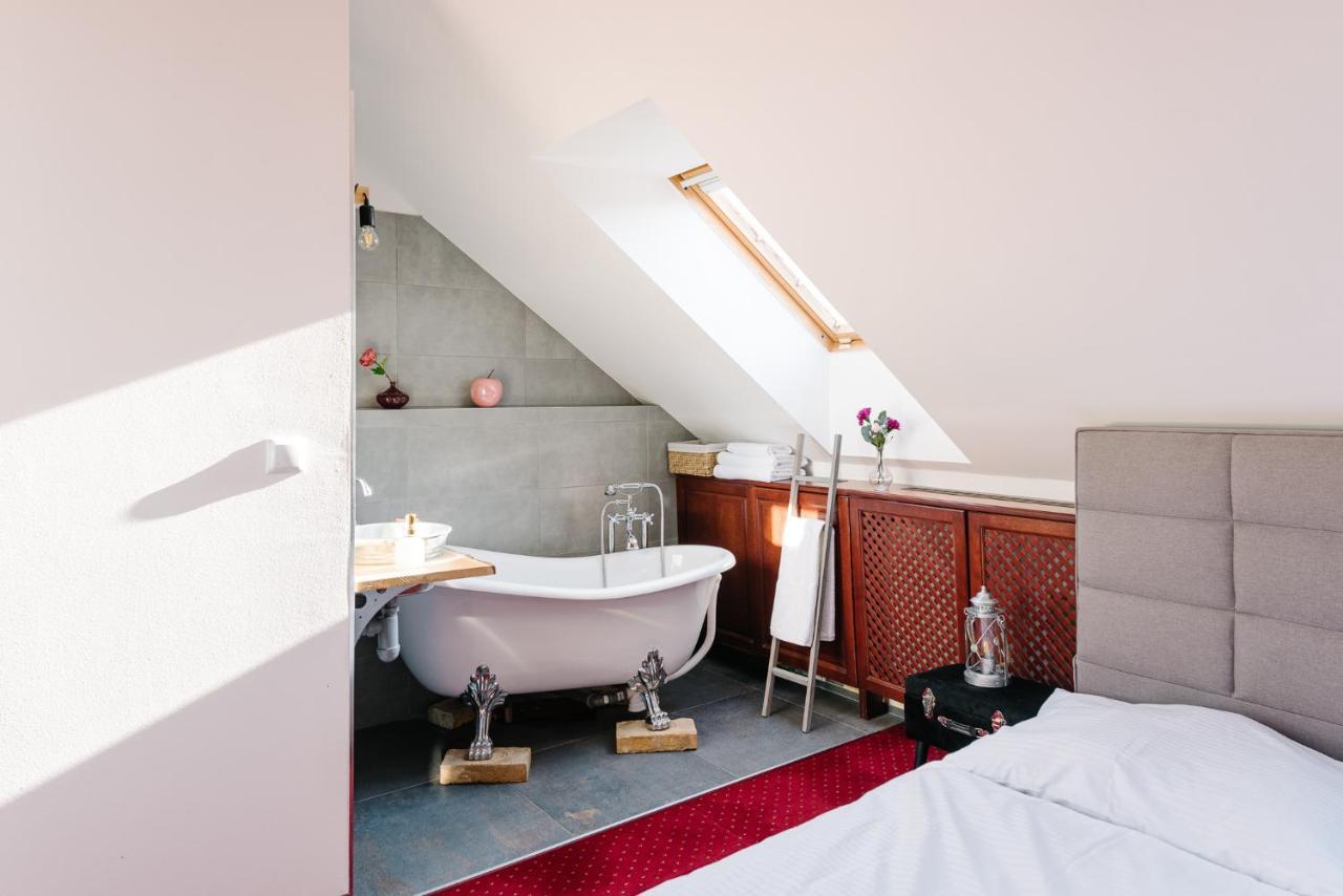Petra Inn Apartments In Historical Palace Bratislava Extérieur photo